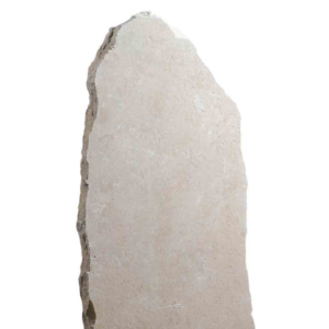 Une stèle retaillée pierre irrégulière ocre