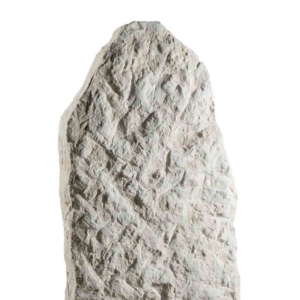 Une stèle pierre éclatée ocre