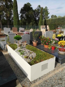 Un monument funéraire sur caveau