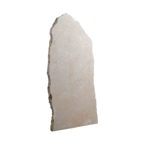 Une stèle en pierre ocre, taillée irrégulièrement